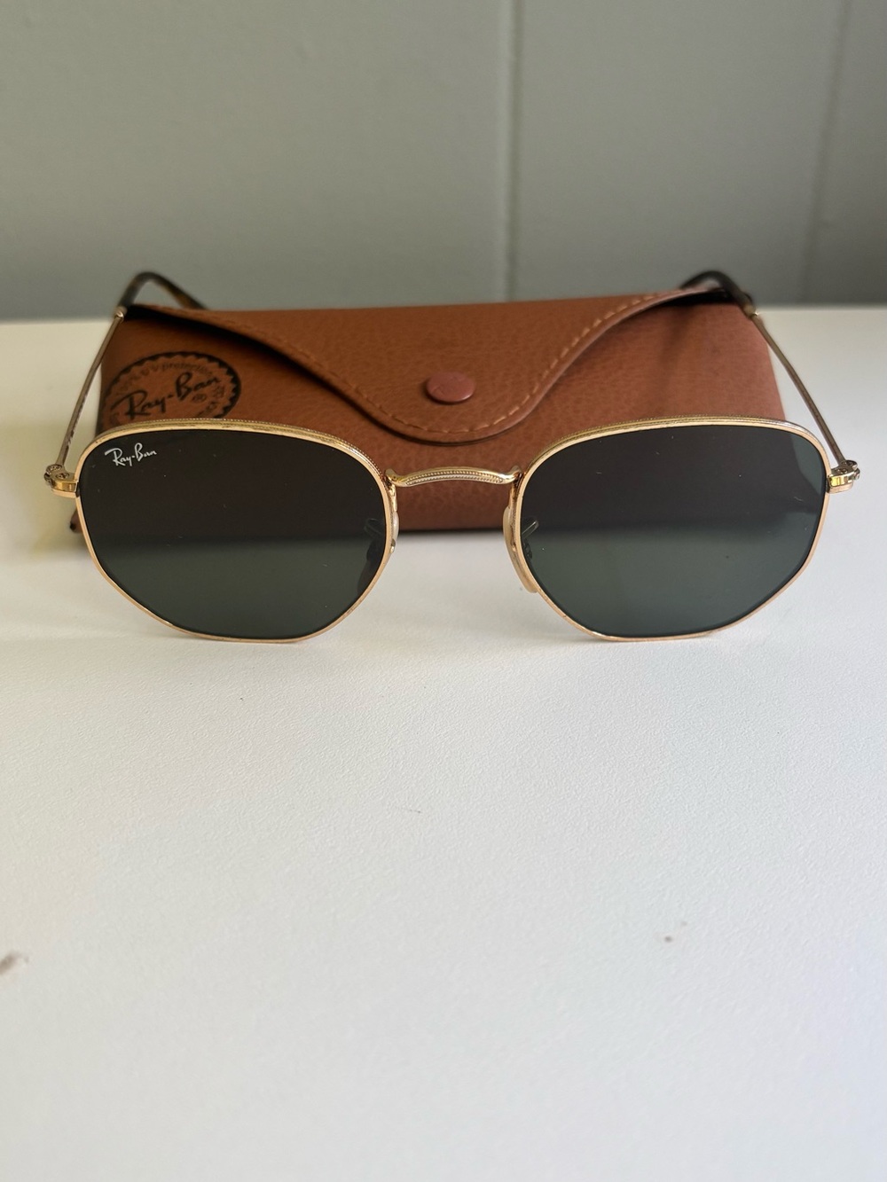 Ray-Ban woman Gold Frame Sunglasses with Dark Green Lenses